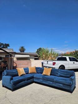 Beautiful Sectional Sofa 💥 Free Delivery 💥
