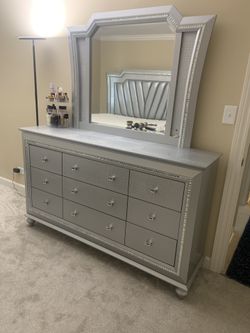 King bed dresser with Mirror 