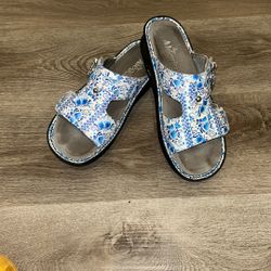 Alegria Women White/Blue Leather Peggy Floral Adjustable Sandals Sz 38