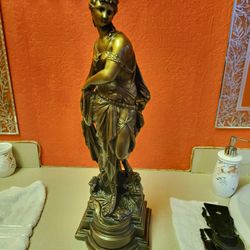 Estatua de bronce 