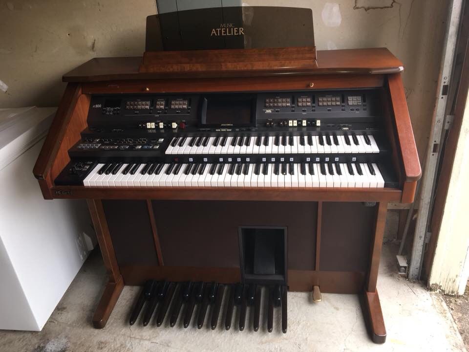 AT 800 Roland Organ
