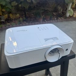 🎥 Optoma 1080p Projector + Screen