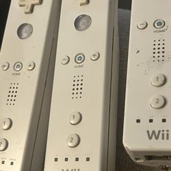 Wii Controllers 