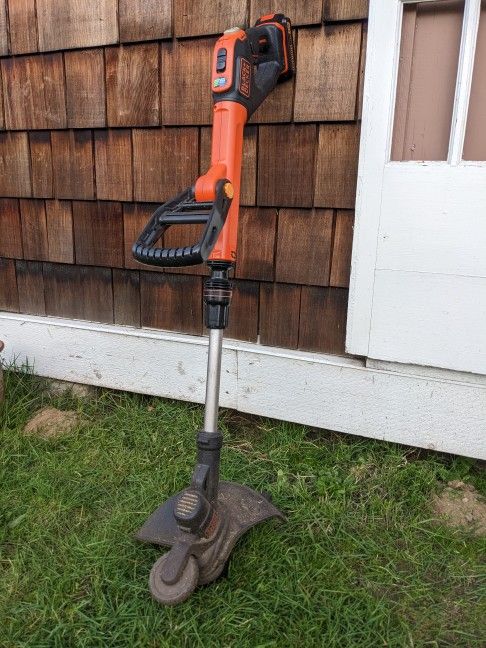 Black & Decker 20V Weed Trimmer & Edger with battery and line for Sale in  Marysville, WA - OfferUp