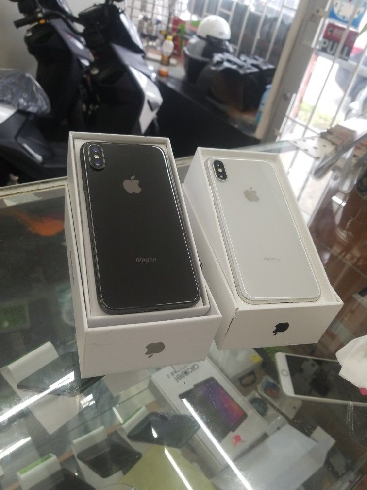 iPhone X FACTORY UNLOCK 64GB