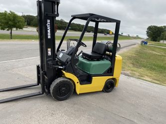 Forklift Komatsu 5000 lbs triple stage traction tires full service