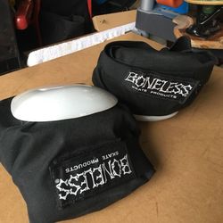 Boneless skateboarding knee pads