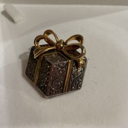 Vintage  Signed “BEST” Silver /Gold Brooch Pin Pendent Christmas Present