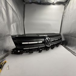 Genuine OEM VW 2012-2017 Volkswagen VW Tiguan Front Upper Grille 5N0853653F USED