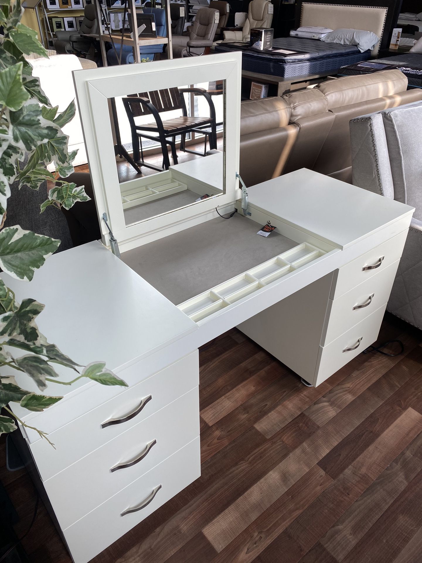 Verviers Vanity With USB
