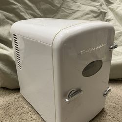 Frigidaire Mini Retro Fridge (AC + 12V Car Plug)