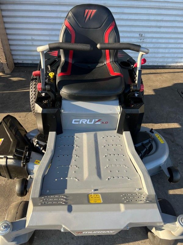 MURRAY GAS ZERO TURN LANW TRACTOR NEW