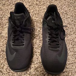 Nike all black shoe size 6 Great Condition 