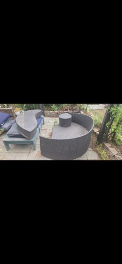 Outdoor Seatee And Table