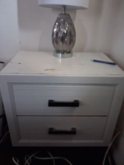 2 white night stands