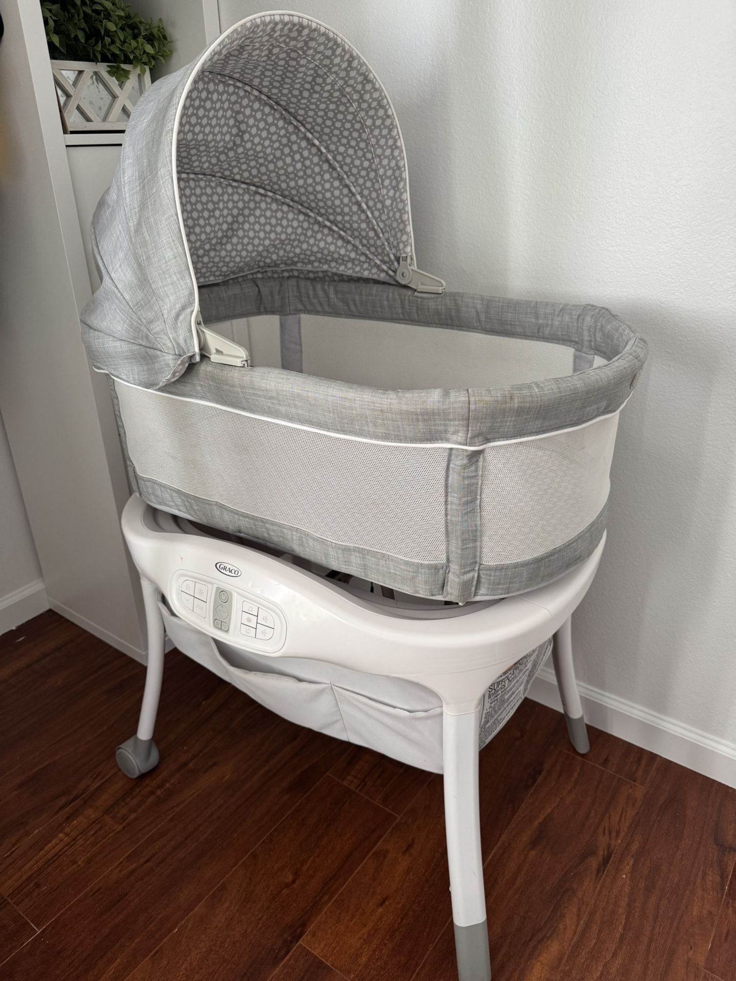 GRACO Rocking Bassinet for Sale in Escondido, CA - OfferUp