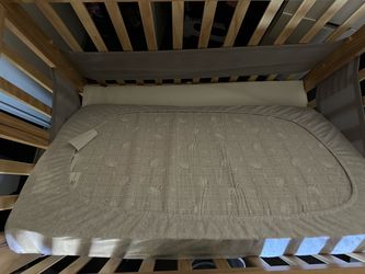 Baby crib w upgraded mattress for baby