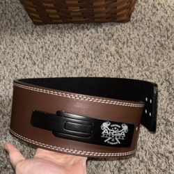 Adjustable weightlifting belt used once