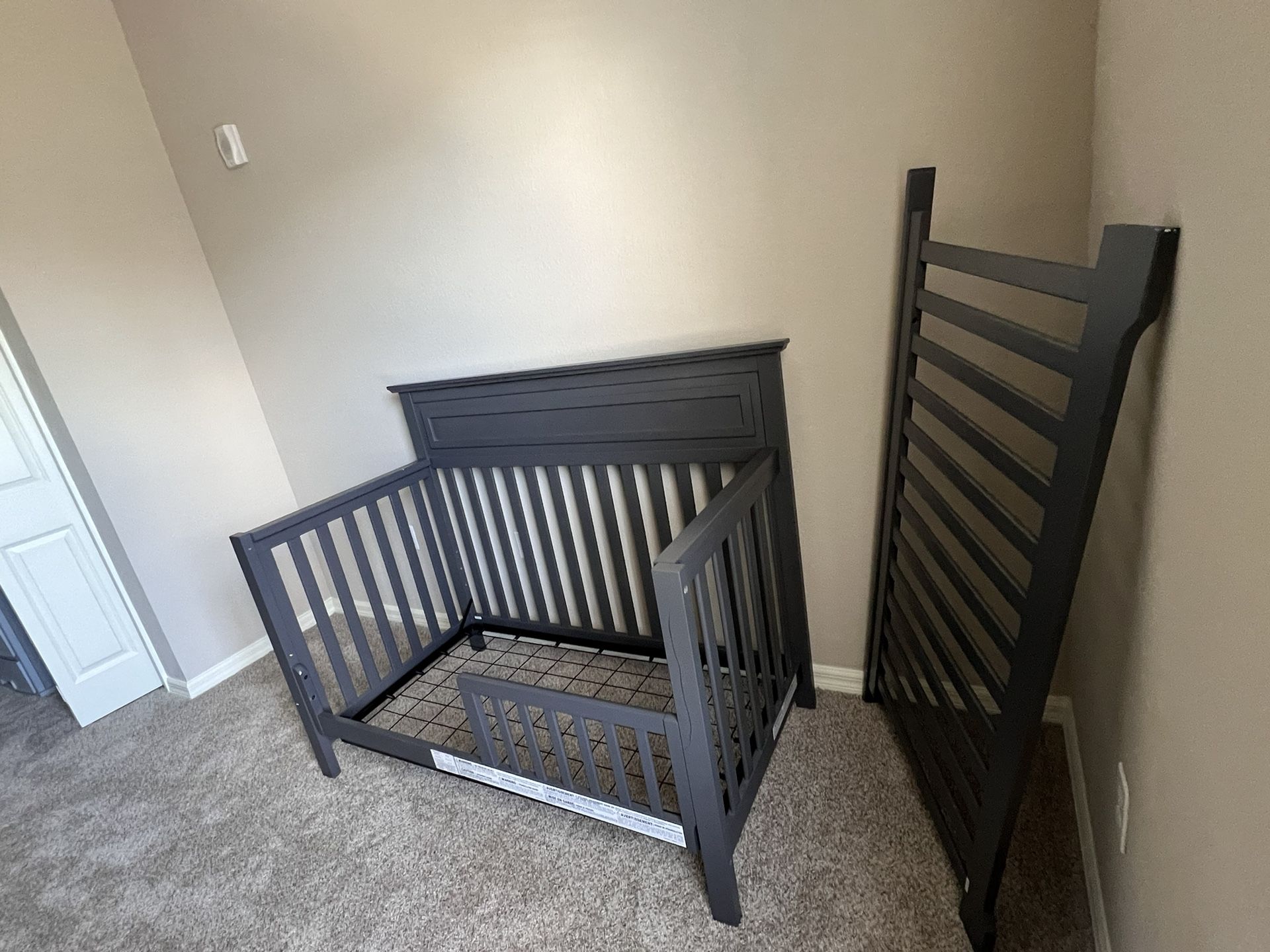Autumn 4-in-1 Convertible Gray Crib (Davinci)