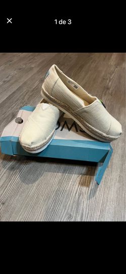Women’s Toms Shoes Size 6.5