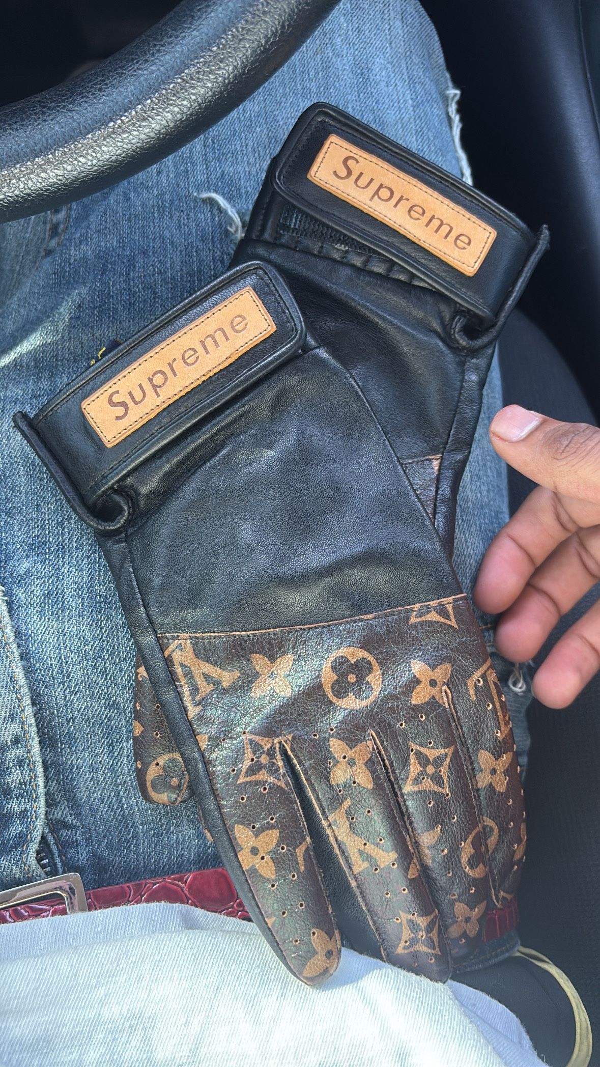 LV supreme gloves size S-M