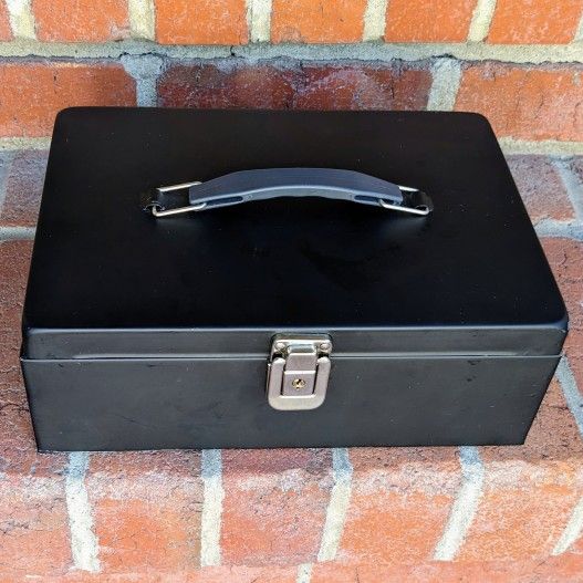 Portable metal cash box with 7 slot removable plastic tray and lay flat carry handle