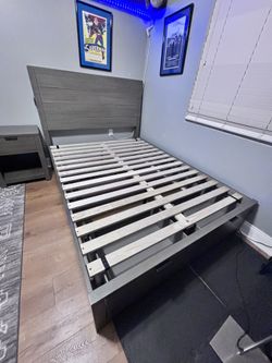 Beautiful! Full Size Wood Bedframe