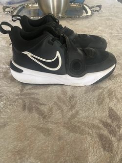 Nike Boys Team Hustle D11 Black/White Basketball Shoes Sneakers Size 6
