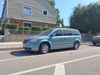 2008 Chrysler town and country mini van 1850 tags good clean title