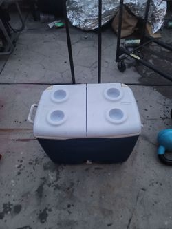 Rubbermaid Cooler with Cup Holders - Large