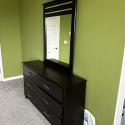 Bedroom Dresser + Mirror + 2 Matching Nightstand – Excellent Condition