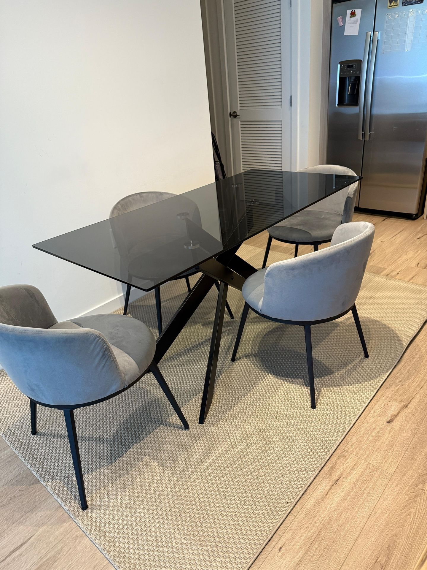 Set Moderno de Comedor – Mesa de Vidrio Gris + 4 Sillas de Terciopelo Gris
