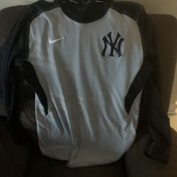 New York Yankees Long-Sleeve Dri-Fit Workout Top