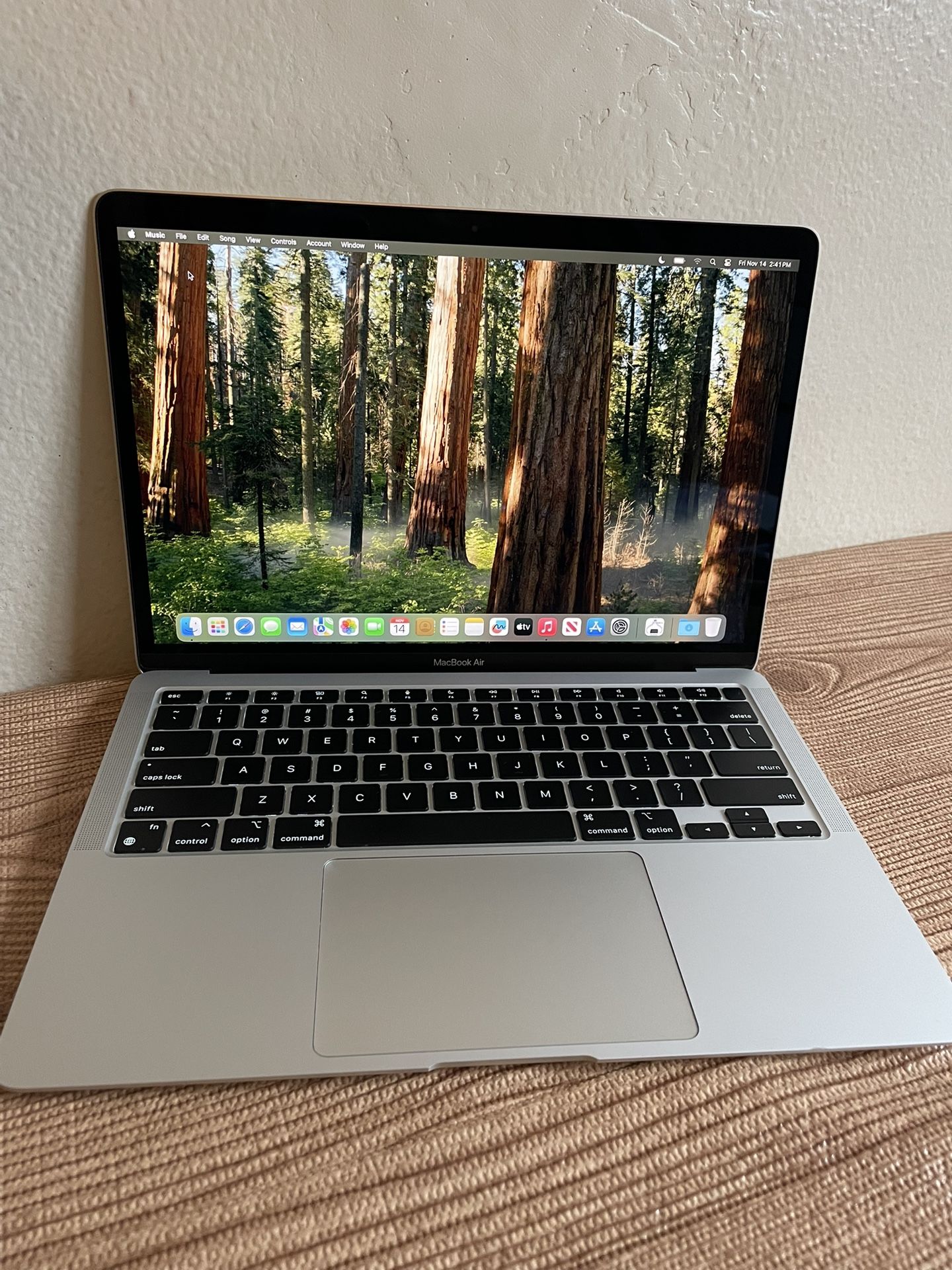MacBook Air 13 (2020 model) 8GB Ram 256GB storage Good Laptop
