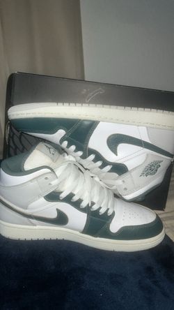 Jordan 1’s Mid SE “Oxidized green”