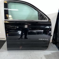 15-20 Chevy Tahoe Front Passenger RH Right  Front Power Door Black GBA DAMAGED