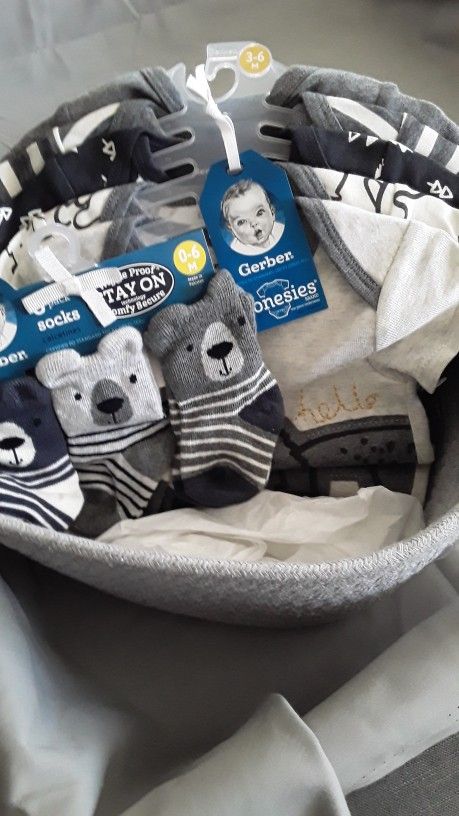 CARTERS 3 MONTHS OLD GIFT BASKET !! ALL BRAND NEW ITEMS SHOWN ARE IN THE GIFT BASKET !! $40.00 FIRM