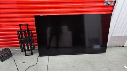 VIZIO 65" SMART 4K TV W WALL MOUNT INCLUDED LIKE NEW $250*****