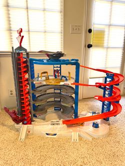 Hot Wheels Ultimate Garage King Kong Jet Track With Cars
