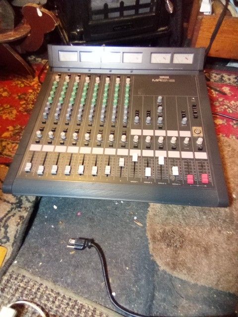 Yamaha Mixing Console MR842
