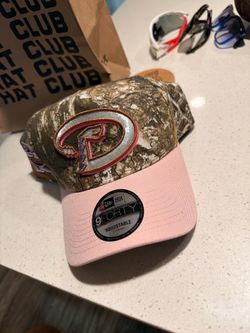 D backs pink hat