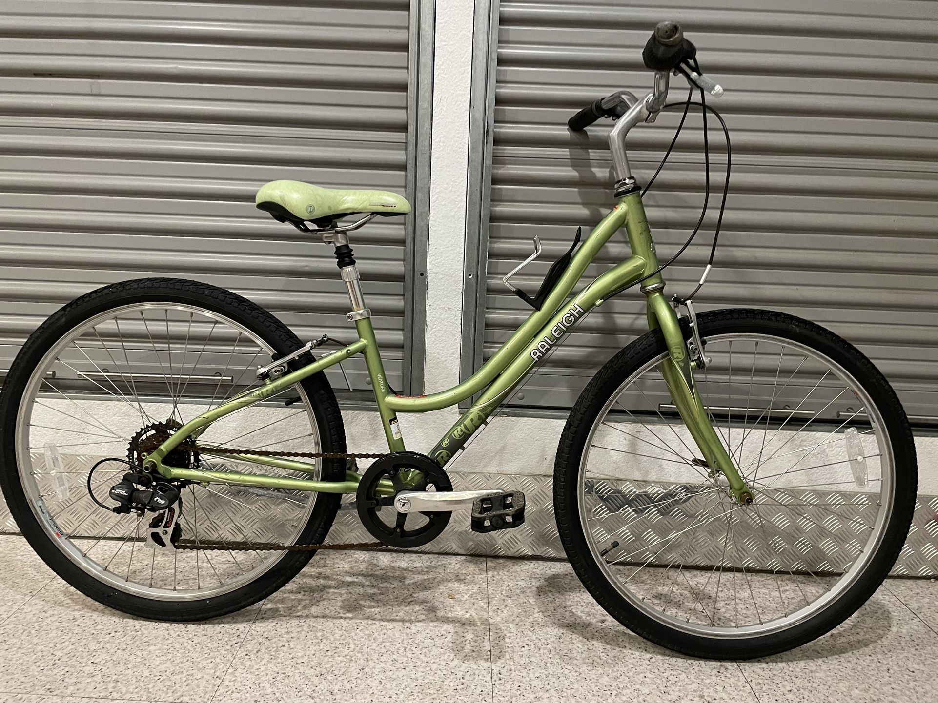 Seven speed Raleigh venture women’s beach cruiser, comfort bike