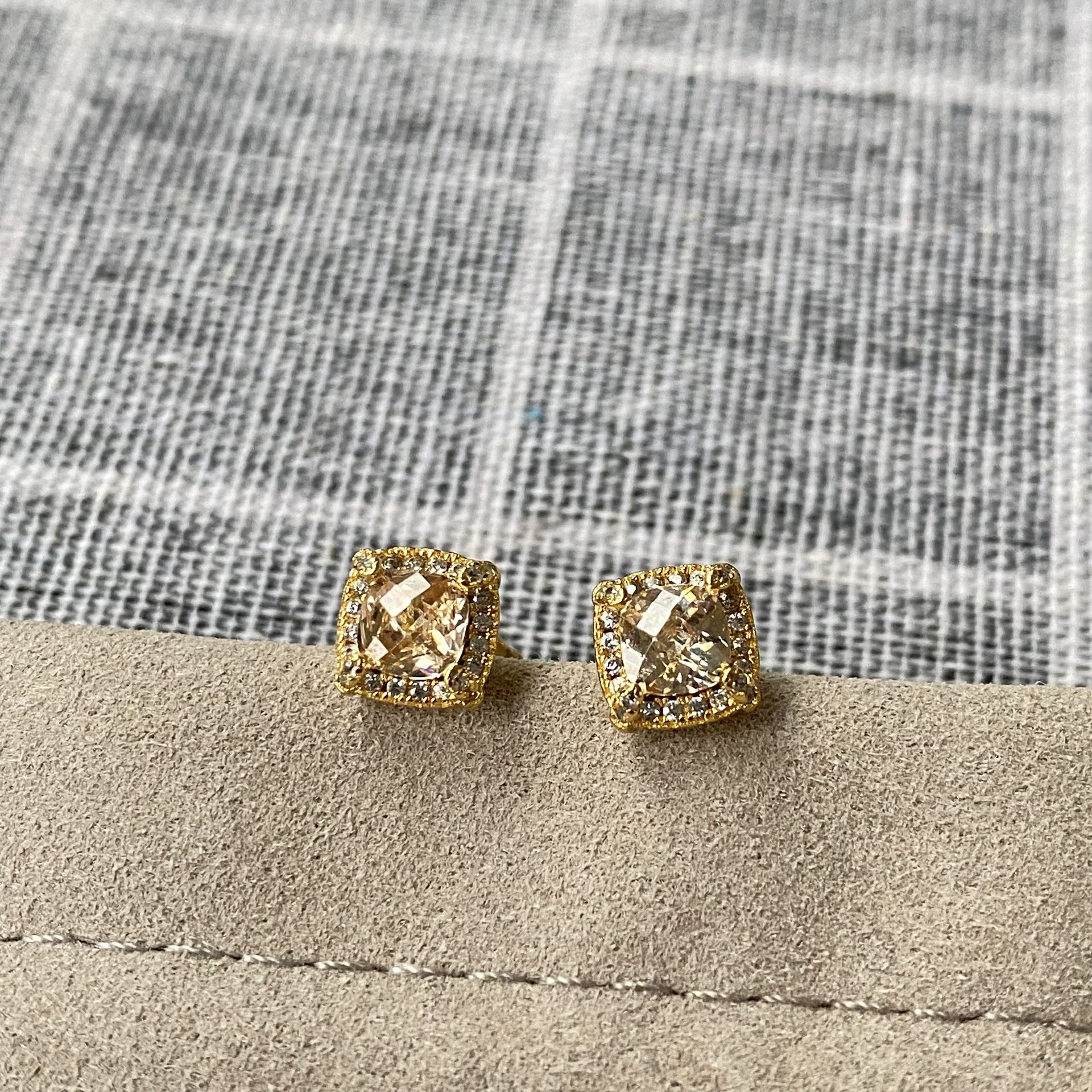 David Yurman Petite Chatelaine® Pavé Bezel Stud Earrings 18K Yellow Gold with Champagne Citrine and Diamonds, 5mm