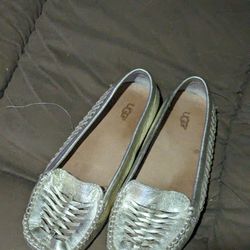 Ugg Australia Clary Gold Flats/Moccasin Size 6.5