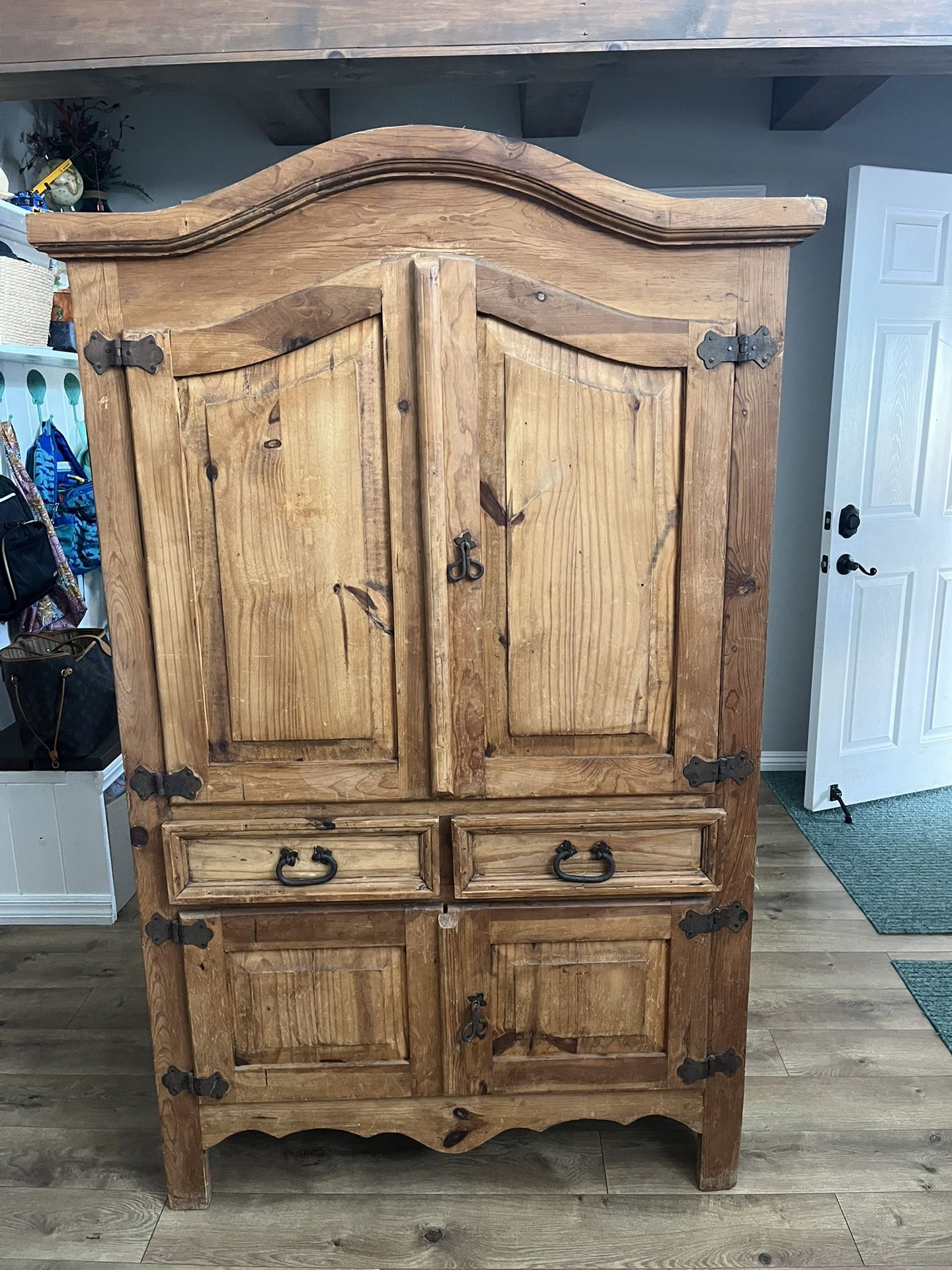 Must Go!!!!Solid Wood Hutch