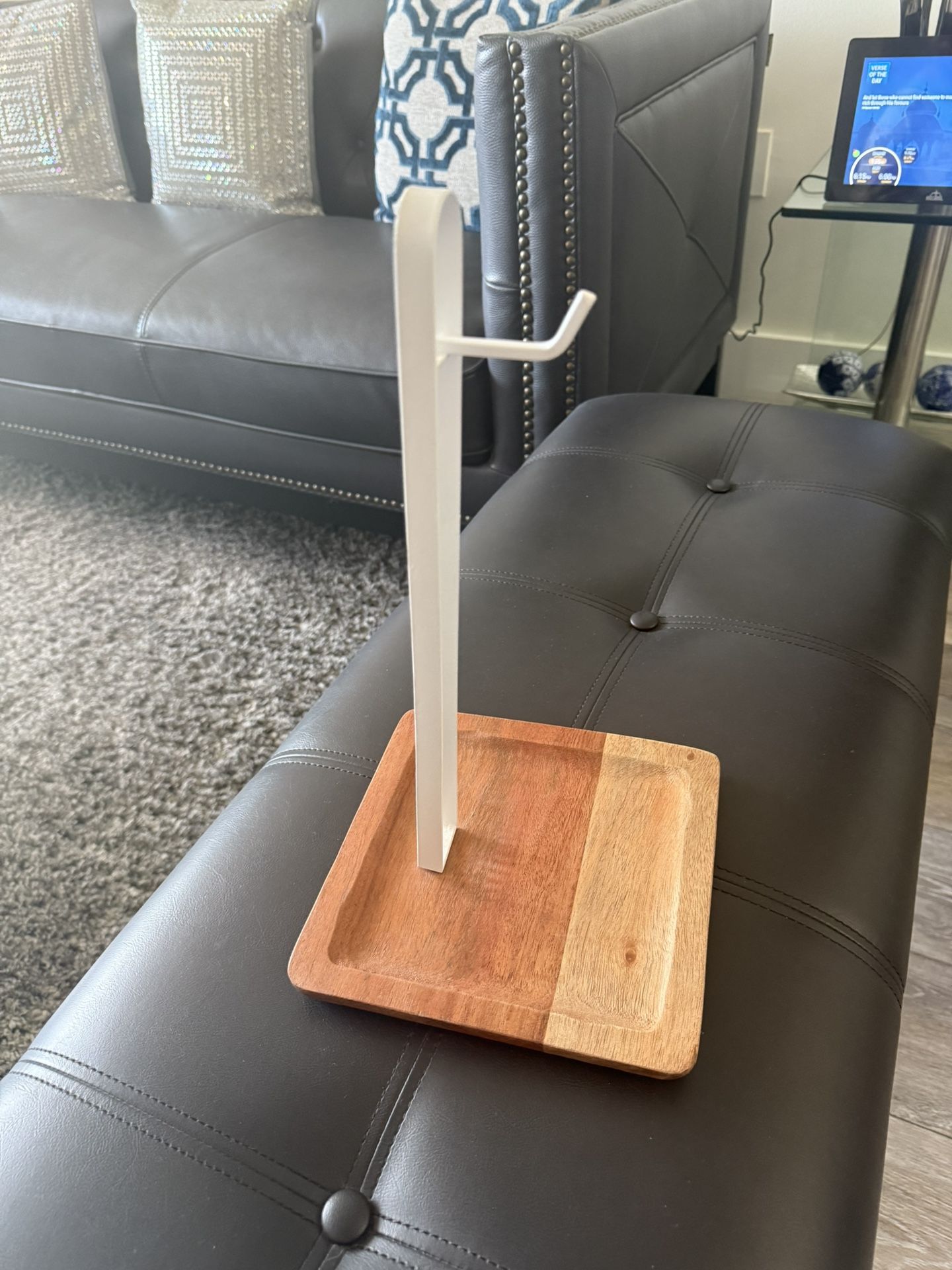 Home Item Banana Holding Stand ( New) Make Reasonable Ofer Price)