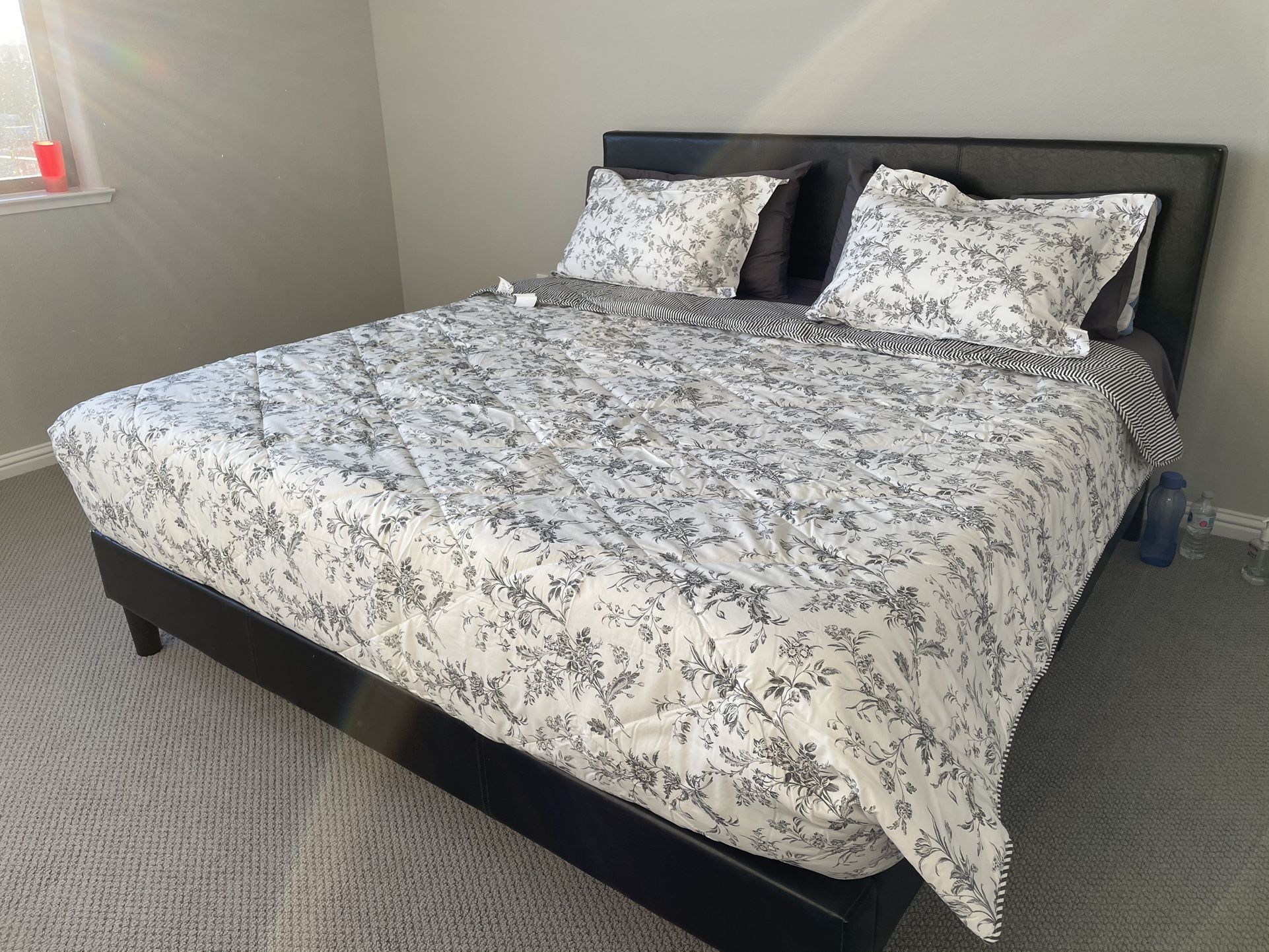 King bedframe Zinus + 12 inch memory foam mattress