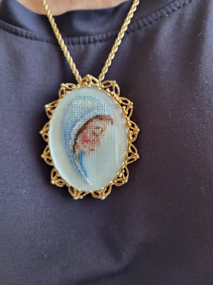 24" Rope Necklace With Pendant/Brooch