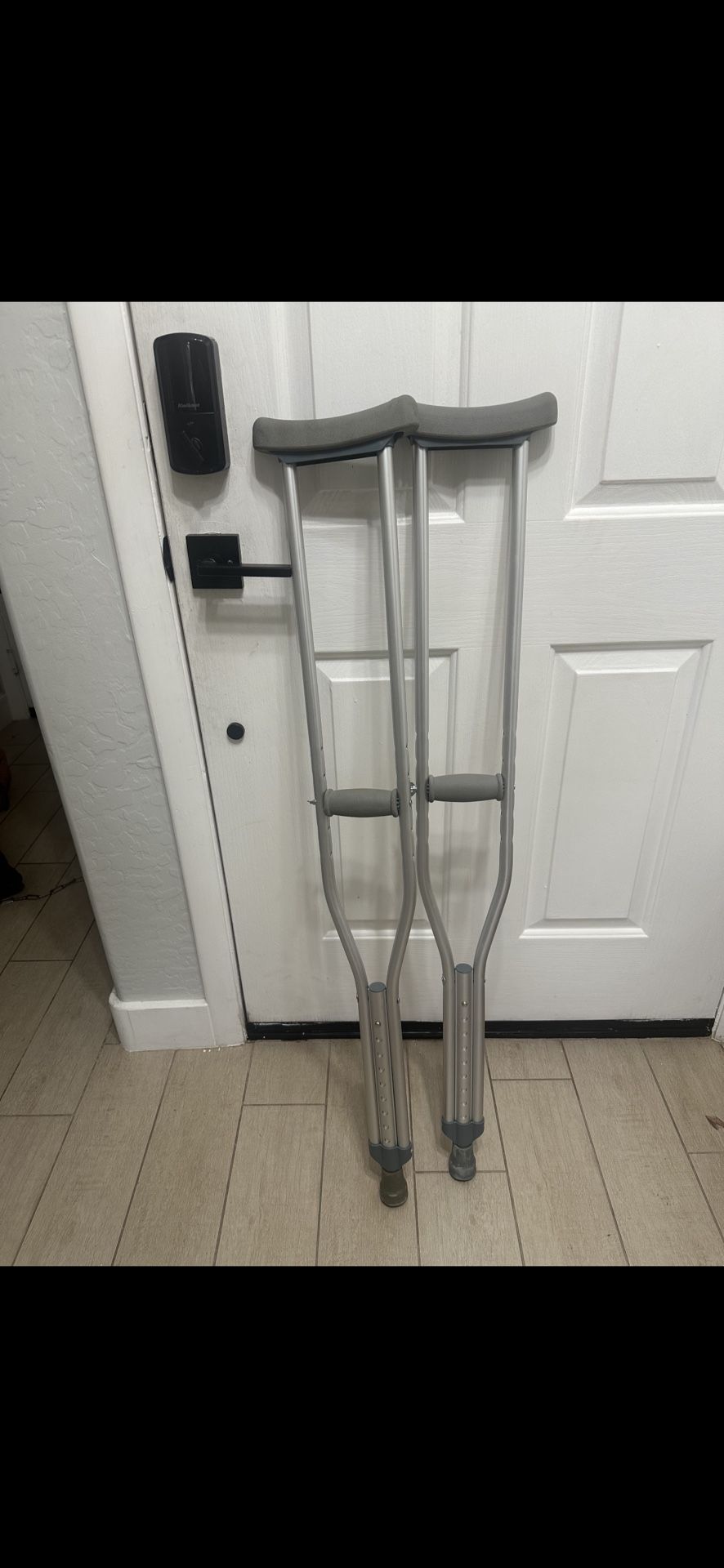 Adult crutches