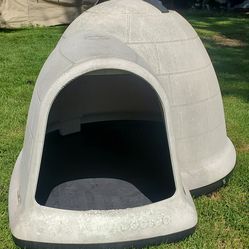 Dog pen w igloo shelter